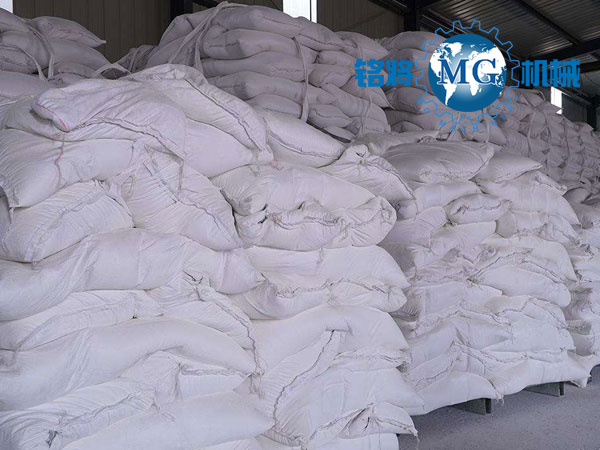 貴的膩?zhàn)臃酆捅阋说膮^(qū)別，如何選購好的膩?zhàn)臃郏? /> 
</p>
　　<strong>貴的膩?zhàn)臃酆捅阋说膮^(qū)別</strong><br />
<p>
	　　粉質(zhì)不同：
</p>
<p>
	<span style=