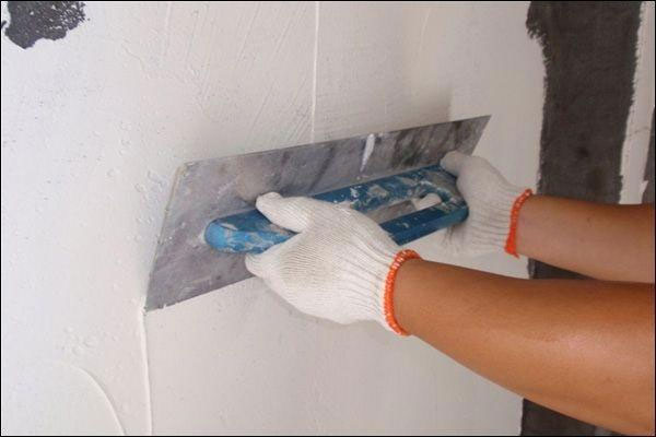 內(nèi)墻膩?zhàn)臃叟浞郊芭淞嫌心男? /> 
</p>
　　<strong>如何選擇膩?zhàn)臃?/strong><br />
　　1、檢查樣品質(zhì)量<br />
　　對于這類產(chǎn)品，如果能通過樣板間檢查，就很適合了，所以可以用手擦拭或用鑰匙刮，看看是否符合你的要求，當(dāng)然如果不符合，購買時(shí)一定要打開包裝袋，用手?jǐn)Q膩?zhàn)臃?，光滑?xì)膩。<br />
　　2、環(huán)境保護(hù)不容忽視<br />
　　在施工過程中，大多數(shù)人只注重墻面材料的環(huán)保性能，而忽略了輔助材料。其實(shí)，大量的膩?zhàn)佣紩?huì)用在墻面裝飾上。如果他們的環(huán)境保護(hù)不達(dá)標(biāo)，那就像一顆定時(shí)炸彈，將來會(huì)帶來嚴(yán)重的污染。因此，采購時(shí)一定要看產(chǎn)品檢驗(yàn)報(bào)告是否符合相關(guān)標(biāo)準(zhǔn)<br />
　　3、建議選用成品膩?zhàn)?br />
　　業(yè)主選擇成品比較困難，尤其是成品。<br />
　　小結(jié)：以上介紹了內(nèi)墻膩?zhàn)臃叟浞郊芭淞嫌心男约叭绾芜x擇膩?zhàn)臃?，如果想要了解更多的相關(guān)知識，可以關(guān)注我們。<br />
                </div>

                <div   id=