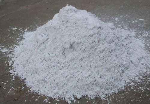 內(nèi)墻膩?zhàn)臃叟浞郊芭淞嫌心男? /> 
</p>
　　<strong>內(nèi)墻膩?zhàn)臃鄣呐浞郊敖M成</strong><br />
　　配料：滑石粉、重鈣、石灰鈣、石膏粉、潤滑劑、纖維素、淀粉膠等。<br />
<p>
	　　配方：普通膩?zhàn)踊?000kg，膨潤土10kg，纖維素25kg；耐水膩?zhàn)臃凼意}0.5kg，重鈣0.5kg；石膏及膩?zhàn)臃凼?.4KG，重鈣0.6kg，緩凝劑4KG。
</p>
<p style=