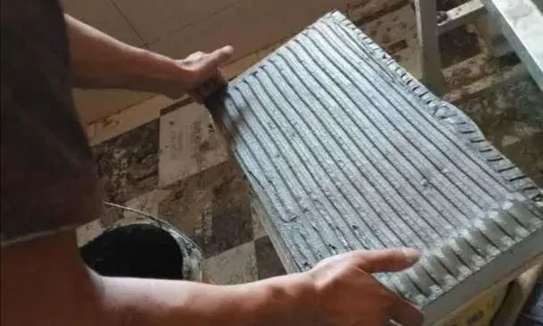 40年經(jīng)驗(yàn)的瓦工師傅，為你講解瓷磚膠里為什么不要加膩?zhàn)臃郏? /> 
</p>
　　<strong>鋪地磚時(shí)強(qiáng)力粘結(jié)劑能加入膩?zhàn)臃刍旌鲜褂脝幔?/strong><br />
　　這個(gè)問題所問的是我們家里要鋪地磚的時(shí)候，使用的是強(qiáng)力粘結(jié)劑，也就是我們所說的瓷磚專用粘結(jié)劑即瓷磚膠，那么在使用瓷磚膠的時(shí)候能向里面加入膩?zhàn)臃蹎?？給出的個(gè)人觀點(diǎn)就是瓷磚膠中是絕對(duì)禁止加入膩?zhàn)臃鄣?。為什么瓷磚膠不能夠加入膩?zhàn)臃勰?？個(gè)人給出的原因有如下四點(diǎn)。<br />
　?、伲簩?dǎo)致所鋪貼的地磚出現(xiàn)空鼓以及松動(dòng)。導(dǎo)致使用瓷磚膠加入膩?zhàn)臃垡院螅佡N的瓷磚出現(xiàn)空鼓和松動(dòng)的最根本的原因就是瓷磚膠失效。也就是說我們的瓷磚膠本來(lái)應(yīng)該有很強(qiáng)的粘結(jié)力，但是假如你膩?zhàn)臃垡院髮?dǎo)致粘結(jié)力下降，甚至完全失效。所以說在瓷磚膠中是絕對(duì)不能夠加入膩?zhàn)臃鄣摹?br />
　?、冢捍纱u膠產(chǎn)品的要求決定了是不能夠向其中加入膩?zhàn)臃鄣?。?duì)于瓷磚膠，它是一種專用的強(qiáng)力的瓷磚粘結(jié)材料。因?yàn)榇纱u膠是使用水泥，膠，還有其它的一些纖維素作為原材料，然后按照一定的比例攪拌均勻制作而成的。在使用的時(shí)候一般是加入一定量的水，然后攪拌均勻，這樣可以保證這種材料正常的發(fā)揮一些作用。而如果我們加入了膩?zhàn)臃?，就?huì)改變其配比，甚至發(fā)生不利的化學(xué)反應(yīng)而導(dǎo)致我們瓷磚膠失去其應(yīng)有的效果。<br />
　?、郏耗?zhàn)臃郾旧淼奶匦运鶝Q定的。對(duì)于常用的膩?zhàn)臃?，大家都知道，是使用一定量的膠，然后以石灰作為原材料攪拌均勻制造而成的。在使用的時(shí)候就是加入一定量的水?dāng)嚢枰院髞?lái)進(jìn)行涂抹。例如我們室內(nèi)墻面上所批刮的膩?zhàn)?，都是使用膩?zhàn)臃壑谱鞫傻?。但是這種材料強(qiáng)度很低，遇水以后就失效了。而把膩?zhàn)臃奂尤氪纱u膠以后，同樣也會(huì)導(dǎo)致這種材料的失效。所以說，膩?zhàn)臃凼遣贿m合與別的材料混合使用的。<br />
　?、埽哼€會(huì)引起我們瓷磚縫隙出現(xiàn)返堿的情況。所謂瓷磚縫隙的返堿，就是瓷磚鋪貼完成以后，大家會(huì)發(fā)現(xiàn)我順著瓷磚的縫隙向外滲透一種白色的結(jié)晶狀粉末狀的物質(zhì)。這種物質(zhì)就是我們加入了膩?zhàn)臃郯l(fā)生化學(xué)反應(yīng)，通過瓷磚的縫隙上返上來(lái)的。所以加入了膩?zhàn)臃?，?duì)我們以后地面的衛(wèi)生是有嚴(yán)重影響的。<br />
<p>
	　　使用建議：①、如果我們鋪地磚時(shí)使用瓷磚膠，也就是瓷磚粘結(jié)劑，不允許任意的加入膩?zhàn)臃刍蛘呤羌尤胨唷６鴳?yīng)該按照產(chǎn)品的要求的配比去使用。②、鋪地磚的過程中，無(wú)論我們是使用水泥砂漿還是使用瓷磚膠，都不允許加入膩?zhàn)臃垡?，就是膩?zhàn)臃鄄辉试S出現(xiàn)在瓷磚粘貼材料中。
</p>
<p style=