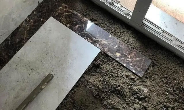 40年經(jīng)驗(yàn)的瓦工師傅，為你講解瓷磚膠里為什么不要加膩?zhàn)臃郏? /> 
</p>
　　<strong>為何會(huì)出現(xiàn)使用瓷磚膠鋪地磚時(shí)加入膩?zhàn)臃郏?/strong><br />
　　上面給大家介紹了瓦工師傅在鋪地磚的過程中，向瓷磚膠中加入了膩?zhàn)臃?，?huì)導(dǎo)致四點(diǎn)最常見的問題?？墒羌热粫?huì)出現(xiàn)這么多問題，為什么瓦工師傅會(huì)加入膩?zhàn)臃勰?？其?shí)導(dǎo)致這個(gè)問題的原因并不是特別復(fù)雜，個(gè)人給出的原因有如下四點(diǎn)。<br />
　?、伲航档驼迟N材料的費(fèi)用。對(duì)于瓷磚膠，大家應(yīng)該都有所了解，一小袋的價(jià)格就很貴。如果全部使用瓷磚膠來(lái)鋪地磚，那么每平米要比水泥砂漿費(fèi)用高出來(lái)接近1/3。所以在鋪地磚的時(shí)候，很多的瓦工師傅都想節(jié)省瓷磚膠，然后加入一些材料來(lái)代替。這就出現(xiàn)了在瓷磚膠中加入膩?zhàn)臃鄣那闆r。<br />
　　②：在瓷磚膠中加入膩?zhàn)臃垡院?，瓷磚膠更容易施工。因?yàn)榇纱u膠加水?dāng)嚢枰院笫欠浅ｐこ淼?，使用基本都是用鋸齒形刮刀進(jìn)行刮的，刮時(shí)候還是比較費(fèi)力氣的。但是如果在瓷磚膠中加入了膩?zhàn)臃?，其?shí)確實(shí)是增加了瓷磚膠的和易性。這個(gè)時(shí)候我們刮起來(lái)是非常的容易。也就說，對(duì)鋪貼瓷磚的操作上來(lái)說更加的簡(jiǎn)單。<br />
　?、郏轰佡N地磚的瓦工對(duì)粘貼材料的特性不了解所導(dǎo)致的。也就是說，我們家中給我們鋪地地磚，他不知道我們所選購(gòu)的瓷磚膠是如何使用的，這就是導(dǎo)致在使用的過程中把不同的材料混合在一起。例如發(fā)現(xiàn)了瓷磚膠和膩?zhàn)臃鄯旁谝黄?，使用的時(shí)候就把兩種材料放在一起進(jìn)行了攪拌。這也是常見的一種操作上的錯(cuò)誤導(dǎo)致的。<br />
　　提示建議：<br />
　?、?、如果我們家里鋪瓷磚，大家一定要找專業(yè)的公司來(lái)進(jìn)行鋪貼。然后所有的鋪貼材料都嚴(yán)格按照產(chǎn)品的要求去使用，不得任意改變其配比以及使用方法。<br />
　　②、對(duì)于家庭裝所有家裝的材料，應(yīng)該分類碼放，把不同的材料碼放在不同的區(qū)域。這樣也可以避免工人在使用的時(shí)候把材料用錯(cuò)的情況。<br />
　　③、當(dāng)我們發(fā)現(xiàn)鋪地磚時(shí)，加入了其它的材料時(shí)，個(gè)人建議大家應(yīng)該立即叫停，然后將鋪貼完成的進(jìn)行返工，以免留下質(zhì)量隱患。<br />
　　對(duì)于家庭中瓷磚的鋪貼，常規(guī)的方法就是根據(jù)所鋪貼的瓷磚去選擇對(duì)應(yīng)的粘貼材料。例如我們要鋪地面的瓷磚，最常規(guī)的就是使用水泥砂漿來(lái)進(jìn)行鋪貼。如果我們選用了專用的瓷磚膠來(lái)鋪地磚，那么就必須保證瓷磚膠的使用是符合產(chǎn)品說明上的要求的。其實(shí)對(duì)于家裝中其它的一些裝修材料也是如此。我們只有根據(jù)產(chǎn)品的要求去嚴(yán)格使用，這樣才能盡可能保證產(chǎn)品的質(zhì)量。這樣即使以后出現(xiàn)了問題，也有維權(quán)的可能。<br />
<div style=